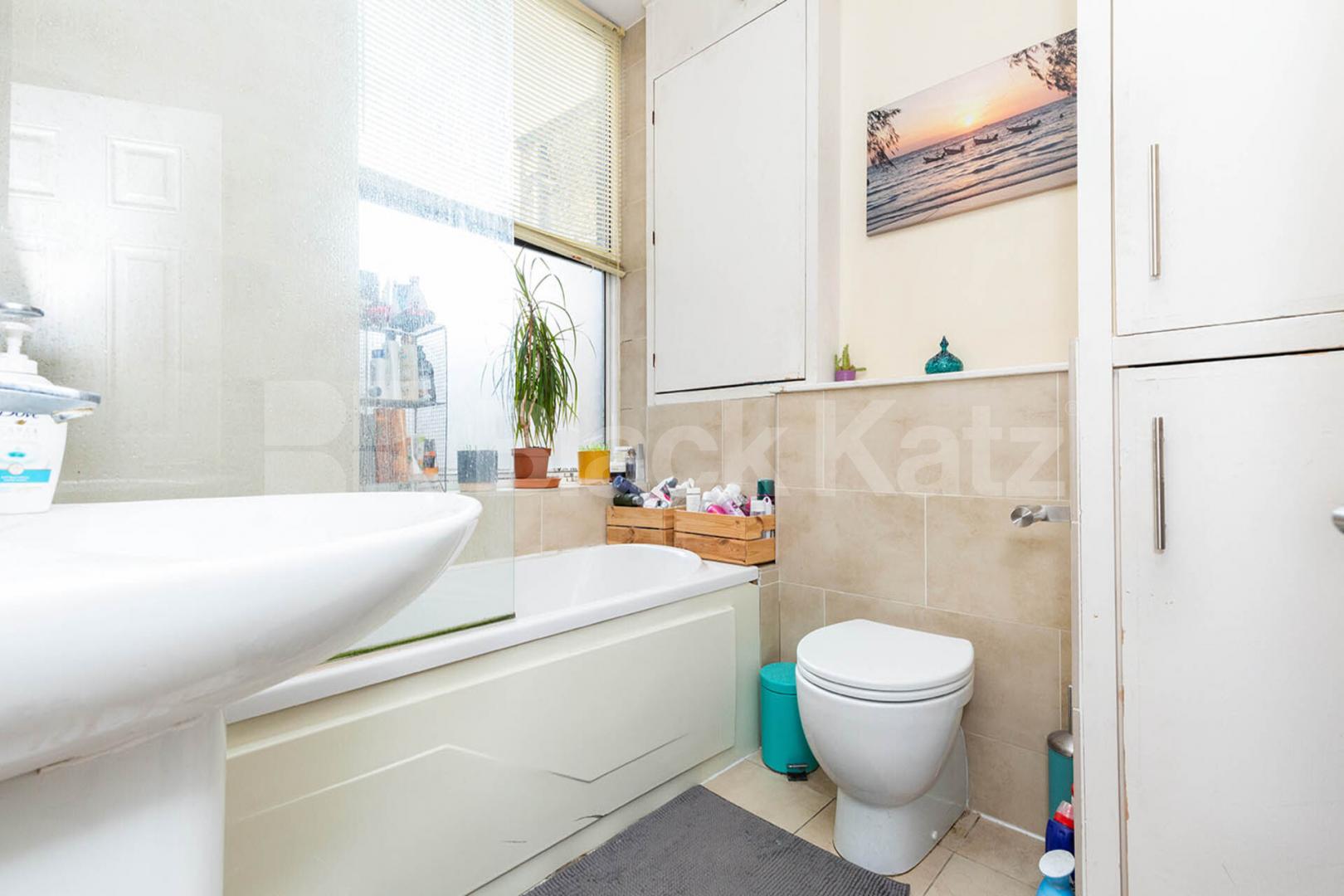 Large 1 bedroom property to rent minutes to Crouch End broadway. Tottenham lane, Crouch End